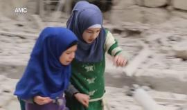 في طريقهم إلى المدرسة يعبر الأطفال خائفين على ركام منازلهم التي دمرتها طائرات النظام.. حي كرم البيك بعد استهدافه بعدّة براميل متفجرة صباح اليوم.
تصوير: أبو تيم الحلبي