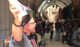 #شاهد سائح امريكي يرفع وشاح كتب عليه "فلسطين" في شوارع القدس