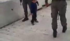 طفل ٣ سنوات تعتقله قوات الاحتلال في الخليل لانه يشكل خطر عليهم..