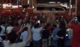 تغطية مباشرة من ساحة تقسيم في اسطنبول حيث احتفالات الأتراك احتفاء بفشل الانقلاب في #تركيا.
الزميلة: جيهان عوض