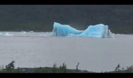 #شاهد سائح يلتقط فيديو لـ جبل جليد يتقلب في المياه بـ ألاسكا
