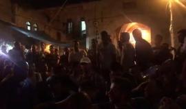 "يا أقصى جينا عشاق يا مجد الأحرار" شبان ينشدون في منطقة باب الأسباط احد أبواب المسجد الأقصى