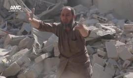 رجل سوري يصرخ ألماً وقهراً عقب مجزرة أرتكبها الطيران الحربي .. #شاهد ماذا قال !!