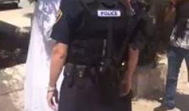 #شاهد شبان يحاولون فك احتجاز قوات الاحتلال لشيخ فلسطيني داخل باحات المسجد الأقصى