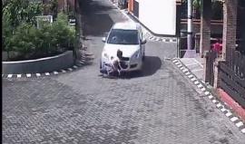 #شاهد .. طفلة تنهض سليمة من تحت عجلات سيارة دهستها !