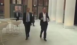 بعد سكبه للقهوة رئيس وزراء هولندا ينظف أرضية البرلمان بنفسه