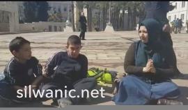 #شاهد | طلاب مدرسة النخبة يتلقون دروسهم أمام بلدية الاحتلال في القدس المحتلة، احتجاجاً على قرار إغلاق مدرستهم بزعم عدم الترخيص.