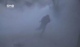 نجاة مراسل الهيئة السورية للإعلام في حي جوبر الدمشقي من غارة جوية لطائرات النظام .