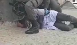 #شاهد قوات الاحتلال تعتقل شاباً عقب الاعتداء عليه في شارع الواد بالقدس المحتلة مساء اليوم