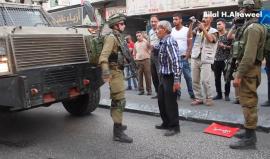 #شاهد حاج فلسطيني ألقى بنفسه أمام ناقلة الجند بَعد أن قامت قوات الاحتلال بإعتقال أحد أبناءه خلال اقتحام مدينة الخليل اليوم.
تصوير: بلال الطويل