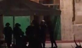 #شاهد | قوات الاحتلال تخرج جميع المعتكفين بالاقصى من باب السلسلة وتصادر بعض الهواتف الخاصة بالمصلين ومن بينهم نساء وشيوخ كبار في السن.