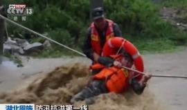 #شاهد جانب من عمليات الانقاذ في الصين جراء فيضانات ضربت البلاد وخلفت نحو 24 قتلا