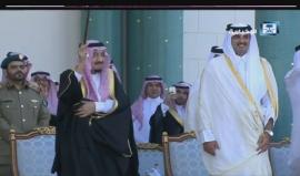 الملك سلمان يرقص في قطر.. 

#شاهد كيف يحيي الملك سلمان القطريين عقب وصوله البلاد أمس ضمن جولته الخارجية