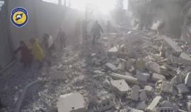 #شاهد رعب الأطفال بعد غارة استهدفت مدرسة ابتدائية في #عربين بريف دمشق من الطيران الحربي