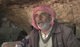 هربًا من جرافات الاحتلال.. الكهوف بيوت للنابلسيون

حياة بدائية يعيشها الفلسطيني ماجد حنني (64 عاما)، في كهف متهالك، إلى الشرق من مدينة نابلس، شمالي الضفة الغربية، إثر هدم سلطات الاحتلال الإسرائيلي مسكنه.