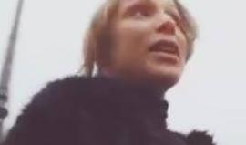 شاهد متضامنة تردد شعارات لفلسطين وسط مظاهرة صهيونية في باريس