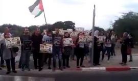 استمع الى الهتافات أمام مشفى "برزيلاي" في عسقلان المحتلة والذي يقبع فيه الأسير المضرب عن الطعام "بلال كايد"