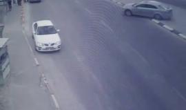 اعلام الاحتلال ينشر لحظة محاولة فلسطينية تنفيذ عملية دهس تستهدف جنود إسرائيليين قرب مستوطنة غوش عتصيون شمال الخليل