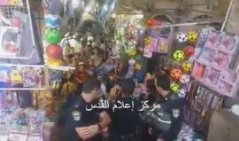 #شاهد مستوطنون يؤدون رقصات أمام باب القطانين وهو أحد أبواب المسجد الأقصى
