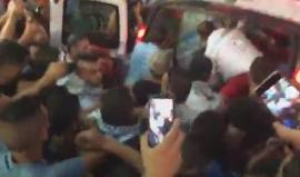 #شاهد | لحظة وصول جثماني الشهيدين محمد تنوح من بلدة تقوع، وعبدالله طقاطقة من قرية مراح معلا، بمحافظة بيت لحم، إلى مستشفى بيت جالا الحكومي بعد تسليمها من سلطات الاحتلال