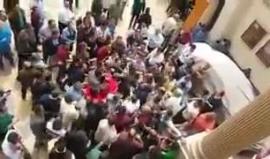 لحظة الاعتداء على مدير أمن الغربية المُقال عقب التفجير الذي استهدف كنيسة مار جرجس في #طنطا صباح اليوم
(نشطاء)