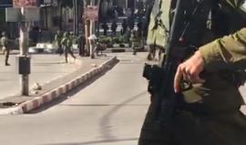 #شاهد مباشر من المواجهات في باب الزاوية وسط الخليل 
تصوير عامر أبو عرفة