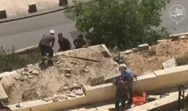 #شاهد بلدية الاحتلال بحماية قوات الاحتلال تقتحم مقبره باب الرحمه بجانب باب الأسباط بالقدس المحتلة وتعتدي على مقابر المسلمين.
