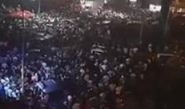 #شاهد .. اسطنبول قبل قليل والحشود الضخمة الداعمة لاردوغان ضد عناصر الانقلاب العسكري .
#مع_تركيا_ضد_الانقلاب