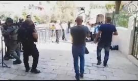 الاحتلال يمنع توزيع المنهاج الفلسطيني داخل مدارس المسجد الأقصى 
تقرير أحمد جرادات ‏