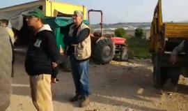 #شاهد الاحتلال يمنع المزارعين من دخول أراضيهم الواقعة خلف جدار الفصل العنصري، عند بوابة دير الغصون شمال طولكرم