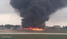 لحظات رعب لمسافرين بعد تحطم طائرة أمامهم

عاش ركاب إحدى الطائرات التي تستعد للإقلاع في مطار مالطا، لحظات رعب بعد مشاهدتهم طائرة تسقط أمامهم داخل المطار.

وأشارت صحيفة "ديلي ميل" البريطانية، إلى أن الطائرة التي تحطمت قتل فيها خمسة أشخاص، فيما تظهر لقطات صو