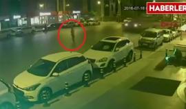 #شاهد شاب تركي يتلاعب بدبابات الانقلاب .. مرت من فوقه مرتين ولم يمت!