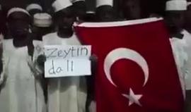 أطفال سودانيون يدعون بالنصر للجيش التركي في عملية "غصن الزيتون"
(الأناضول)