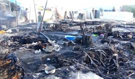 مشاهد لاحتراق مخيم للنازحيين على الحدود السورية التركية بريف إدلب الشمالي