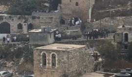 #مباشر مستوطنون يقتحمون وسط مدينة الخليل بحماية قوات الاحتلال 
تصوير عامر أبو عرفة