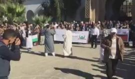 وقفة احتجاجية أمام مسجد محمد الخامس في مدينة طنجة المغربية احتجاجا على مشاركة وفد صهيوني في قمة المناخ بمدينة مراكش .