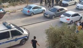 أ#شاهد لحظة اقتحام الأجهزة الأمنية التابعة للسلطة مكان استقبال الأسير المحرر وزير الأسرى الأسبق وصفي قبها في جنين وإنزال رايات حماس من المكان