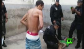 #شاهد تسريب فيديو يظهر حراس سجن برازيلي يعذبون السجناء 

والشرطة تفتح تحقيقا