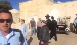 #شاهد .. مشادات بين ضباط من شرطة الاحتلال وحراس المسجد الأقصى المبارك، بعد السماح للمستوطنين بالصعود إلى سطح قبة الصخرة.