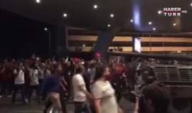 #شاهد
لحظة انسحاب عناصر من الجيش التركي من محيط المطار تحت ضغط الجماهير التي تزلت إلى الشوارع مناصرة لأردوغان ورفضا للإنقلاب.