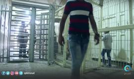 طفل فلسطيني منعه الاحتلال من دخول المسجد الإبراهيمي للصلاة.. #شاهد ماذا علّق؟