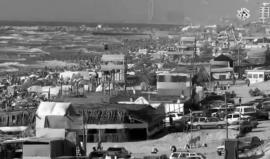 "أعرف أنك مثلي تصنع من حزنك أرغفة.. وتطوف بها كل بيوت الفقراء"
 للشاعر: علوي الهاشمي