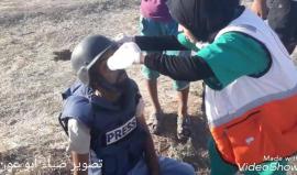 #شاهد لحظة استهداف طاقم من الصحفيين شرق مدينة غزة"ملكة" وإستنشاقهم الغاز المسيل للدموع 
تصوير ضياء أبو عون