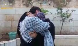 لحظات مؤثرة.. الأسير المحرر موسى العمور يزور منزل صديقه الشهيد قصي العمور في بلدة تقوع شرق بيت لحم.