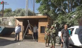 #فيديو جيش الاحتلال يضع "محطة انتظار" على المدخل الرئيسي لمستوطنة "تل الرميدة" في مدينة الخليل

تصور الناشط: ياسر ابو مرخيه