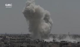 #شاهد لحظة قصف قوات النظام السوري بلدة عين ترما في غوطة دمشق بصواريخ أرض أرض وسط تحليق للطيران الحربي .