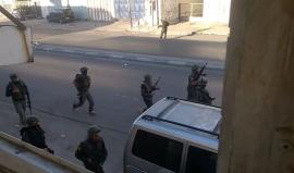 شاهد انسحاب الأجهزة الأمنية من مخيم بلاطة في نابلس وسط اطلاق نار كثيف