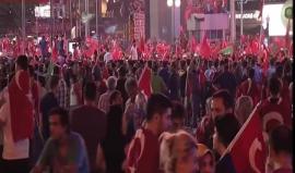 #شاهد .. من المظاهرات المستمرة في المدن التركية احتفالا بفشل الانقلاب العسكري على الرئيس اردوغان . 

#تركيا_تنتصر_علي_الانقلاب