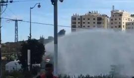 #شاهد استمرار المواجهات على المدخل الشمالي لمدينة البيرة وسط إطلاق قوات الاحتلال للنار .