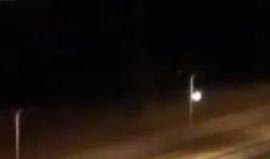 شبان يستهدفون قوات الاحتلال بالزجاجات الحارقة قرب قرية العيساوية بالقدس المحتلة.